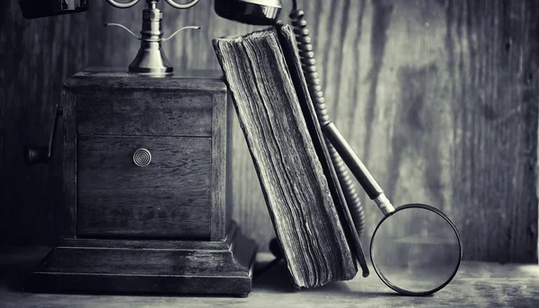 Altes Telefon und Retro-Buch auf dem Schreibtisch. das Telefon der Vergangenheit — Stockfoto