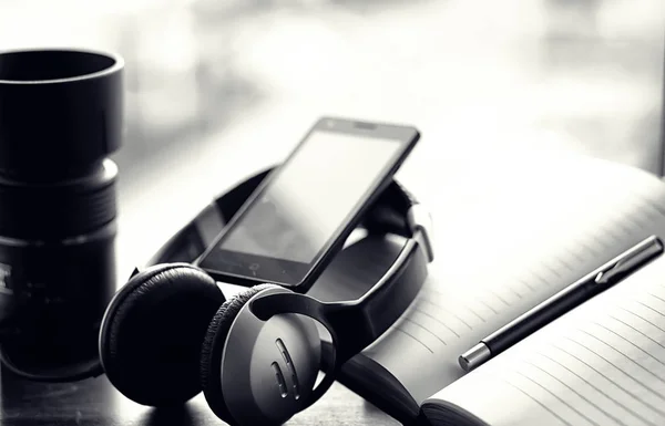 Una pila de libros de texto con auriculares — Foto de Stock