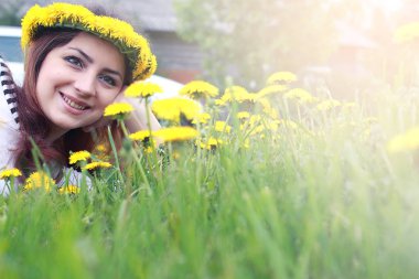 Sarı dandelions çayırda güneşli bir dinlenme kız