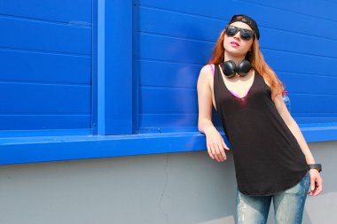 Kız hipster ışık şapka ve güneş gözlüğü üzerinde bir yaz