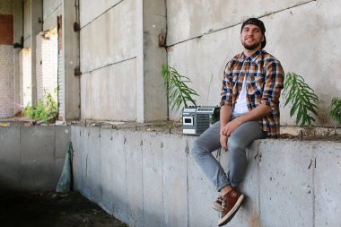 Bir sakallı bir genç adamla