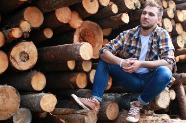 Bir sakallı bir genç adamla