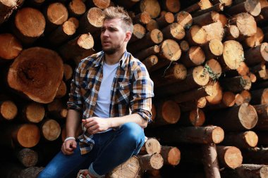 Bir sakallı bir genç adamla