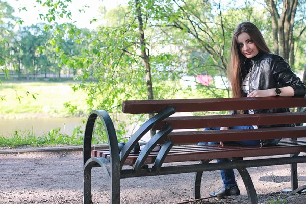 Una ragazzina in passeggiata. Ragazza in giacca di pelle per strada. Sii — Foto Stock