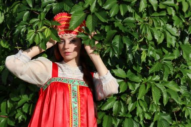 Geleneksel kıyafet sarmaşık duvar ağacında Slav