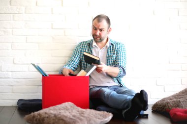 Odada okuyan genç bir öğrenci.