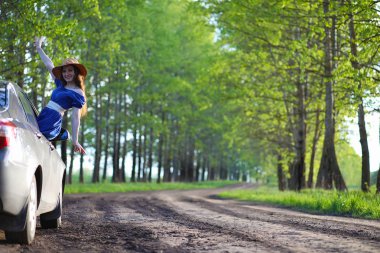 Akşam kırsalında kız