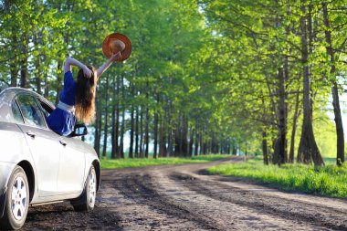 Akşam kırsalında kız