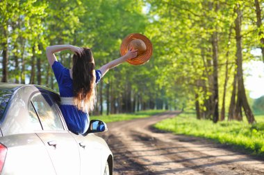 Akşam kırsalında kız