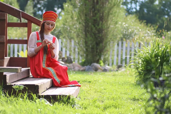 Slav kvinna i klänning traditionell — Stockfoto