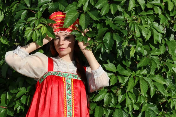 Słowianin w tradycyjny strój ivy ściany drzewa — Zdjęcie stockowe