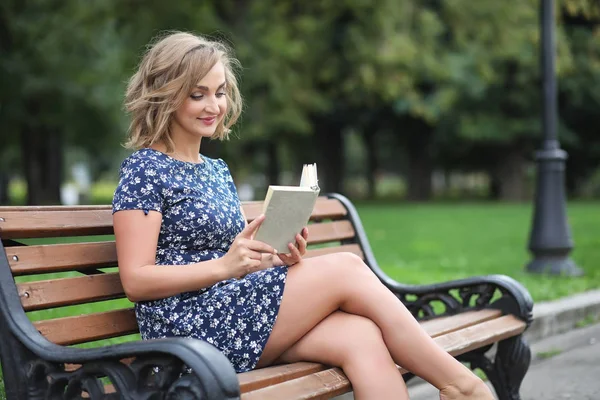 Schönes Mädchen im Sommerpark — Stockfoto