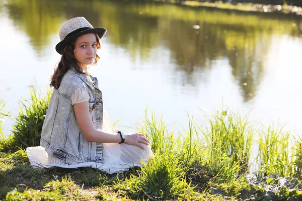 Fille dans le parc au printemps — Photo