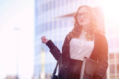 Bahar paltolu bir yürüyüş iş kadın kız