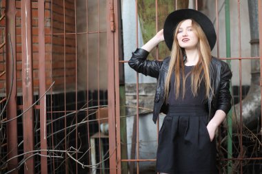 Şehrin içinde bir deri yelek sokak aşağı bir kız yürüyor bir 