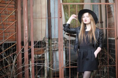 Şehrin içinde bir deri yelek sokak aşağı bir kız yürüyor bir 