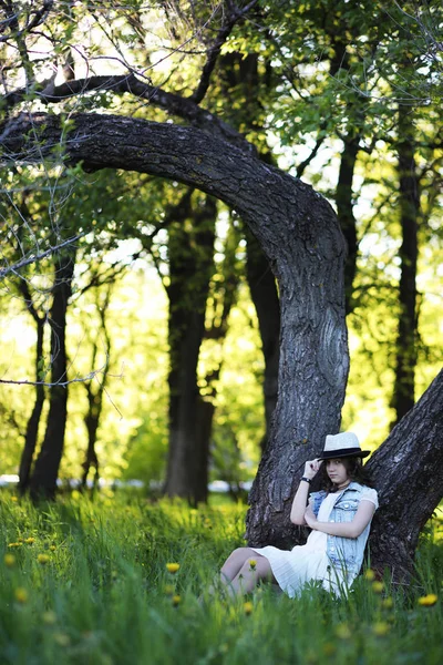 Girl in the park in the spring — Stock Photo, Image