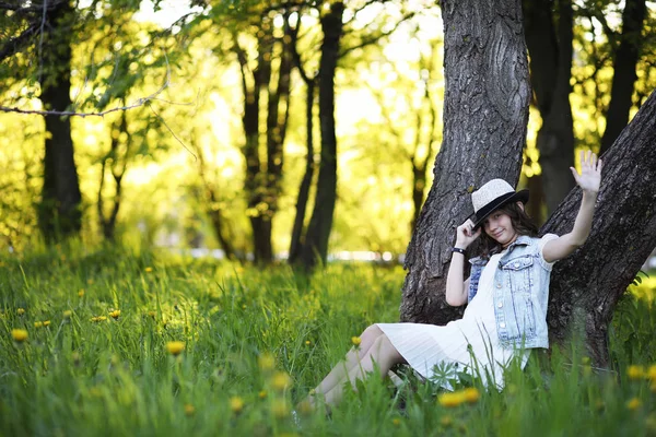 Fille dans le parc au printemps — Photo