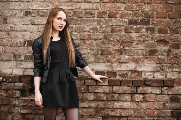 Giovane bella ragazza con un cappello e con un trucco scuro fuori. G — Foto Stock