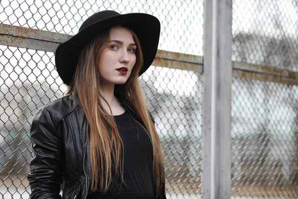 Ung vacker flicka i en hatt och med en mörk make-up utanför. G — Stockfoto