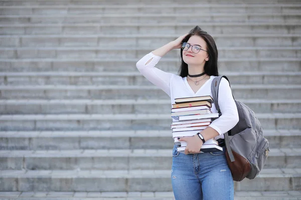 Flicka student på gatan med böcker — Stockfoto