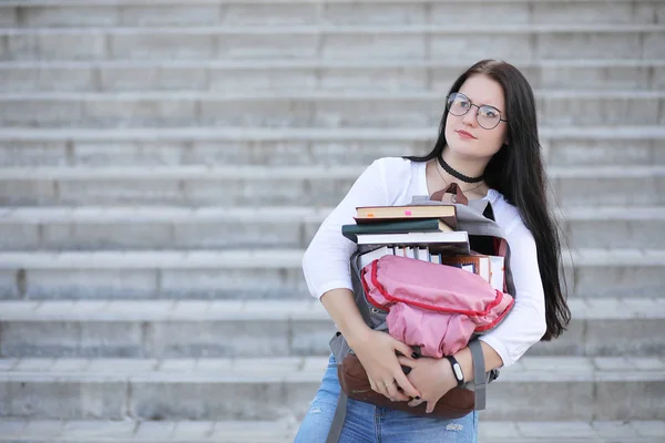 Meisje student op straat met boeken — Stockfoto