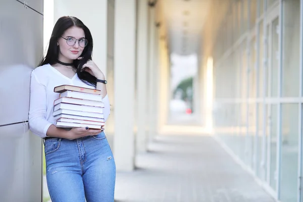 Meisje student op straat met boeken — Stockfoto