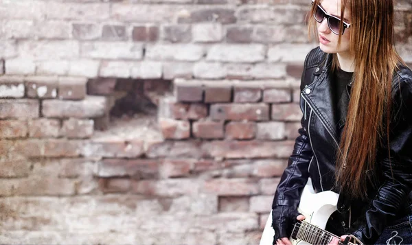 Bela menina roqueiro com guitarra elétrica. Uma música de rock — Fotografia de Stock