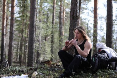 Doğada bir araçla bir müzisyen. Bir adam bir flüt çalıyor bir 