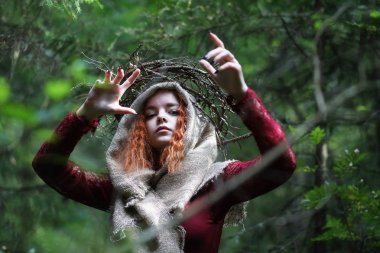 Falcı bir ayin düzenler.