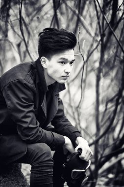 Ceket ve Gaz Maskeli adam. A kıyamet sonrası portre