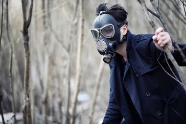 Ceket ve Gaz Maskeli adam. A kıyamet sonrası portre