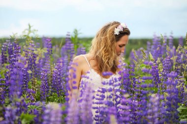 Kız mavi çiçek bir buket