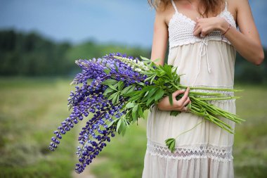 Kız mavi çiçek bir buket