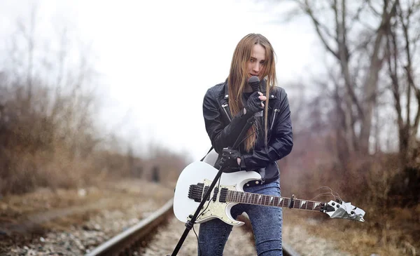 Beautiful young girl rocker with electric guitar. A rock musicia — Stock Photo, Image