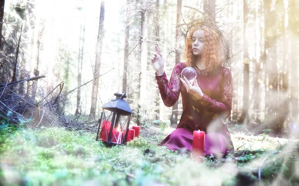 Heks ritueel in een forest — Stockfoto