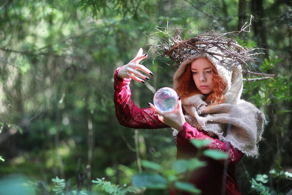 Гадалка проводит ритуал.
