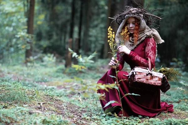 Zrzavý čarodějnice drží rituál s křišťálovou kouli — Stock fotografie