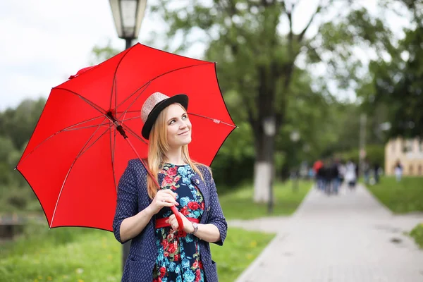 Girl in the street with an umbrella — Stock Photo, Image