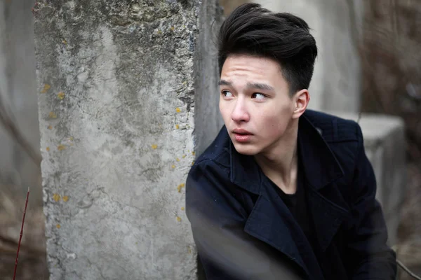 Aziatische jongen tiener in de natuur — Stockfoto