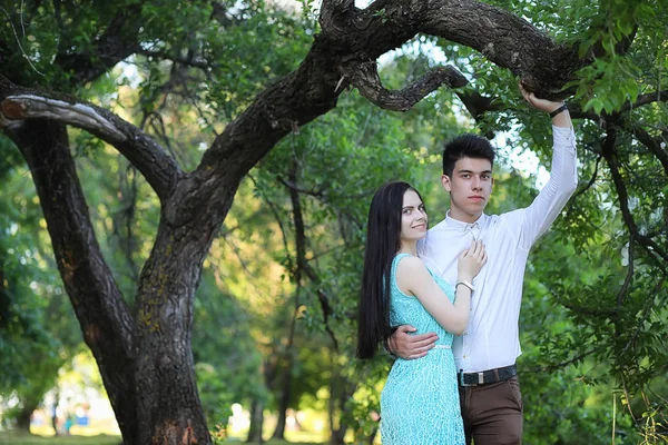 Casal jovem no primeiro encontro — Fotografia de Stock