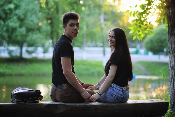 Casal jovem no primeiro encontro — Fotografia de Stock