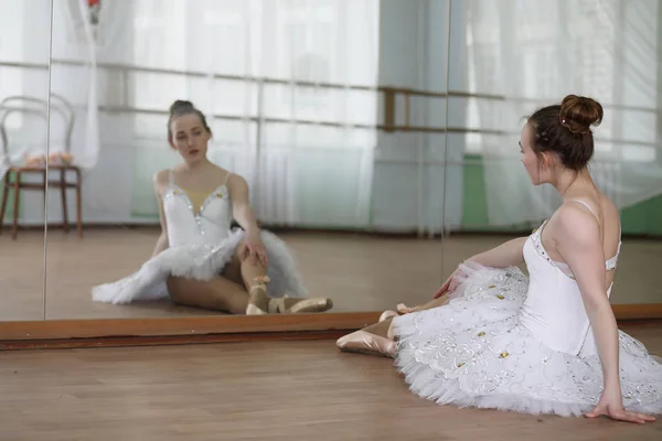 Guapa bailarina de ballet practicando — Foto de Stock