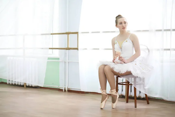 Csinos lány balett-táncos gyakorló — Stock Fotó
