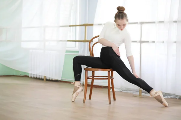 かわいい女の子バレエ ダンサーの練習 — ストック写真
