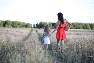 Yaz manzara ve doğa bir kız kırsal kesimde yürümek.