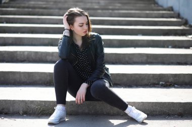 Bahar şehrin içinden bir yürüyüşte kız