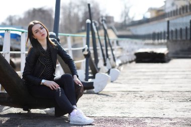 Bahar şehrin içinden bir yürüyüşte kız