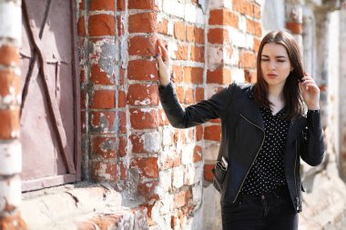 Bahar şehrin içinden bir yürüyüşte kız