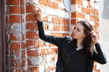 Bahar şehrin içinden bir yürüyüşte kız